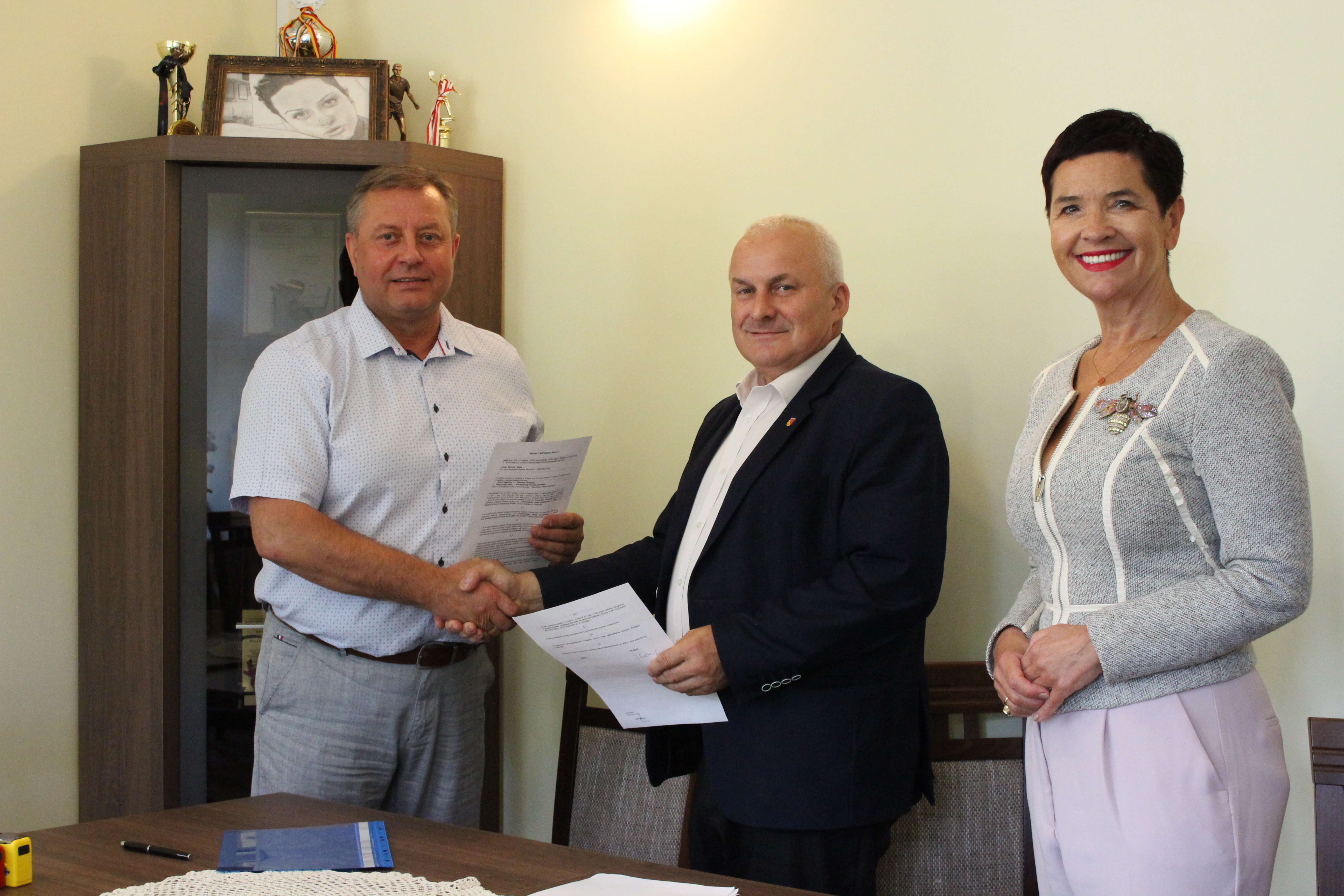 Ilustracja do informacji: Podpisanie umowy o dofinansowanie budowy drogi powiatowej w Złotniku