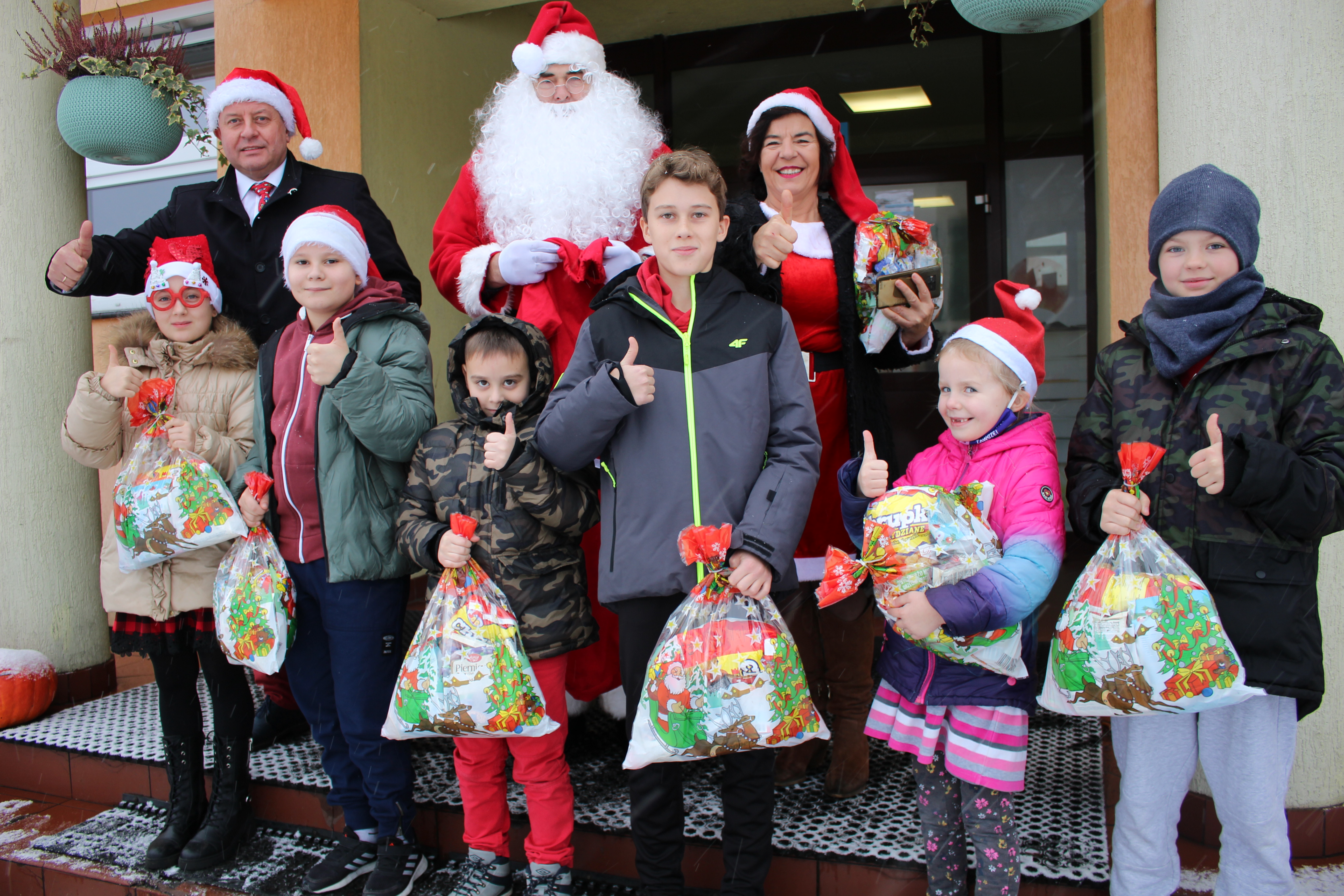 Ilustracja do informacji: Święty Mikołaj zawitał do szkół w Gminie Żary