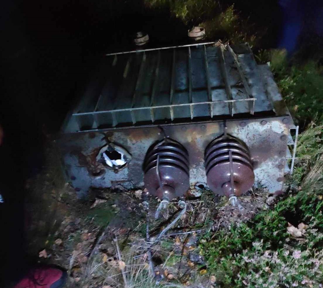 Ilustracja do informacji: Wandale zdemolowali transformator zasilający ujęcie wody w Mirostowicach Dolnych. To może skończyć się przerwami w dostawie wody.