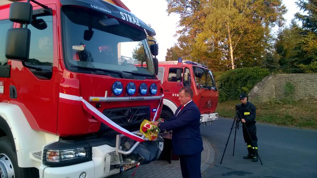 Ilustracja do informacji: Przekazanie nowego samochodu pożarniczego